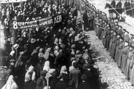 Проект KPRF.RU "Хроника революции". 29 марта 1917 года: Временное правительство национализирует собственность царской семьи, заявлено о намерении довести войну до победного конца