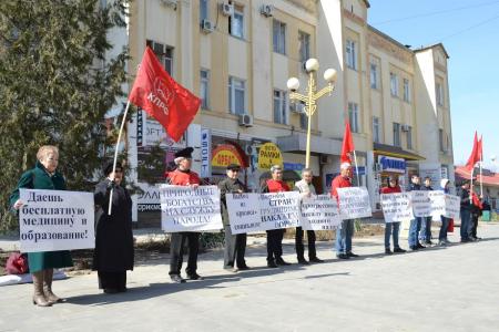 В рамках Всероссийской акции протеста коммунисты провели пикеты в столице Калмыкии