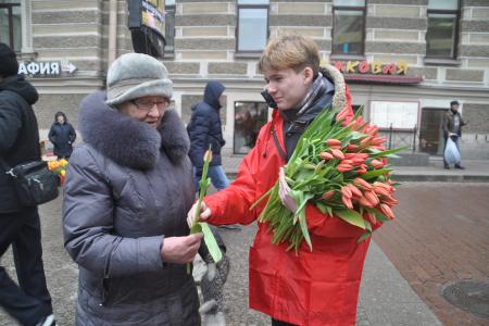 Ленинградские коммунисты и комсомольцы поздравили женщин с 8 марта