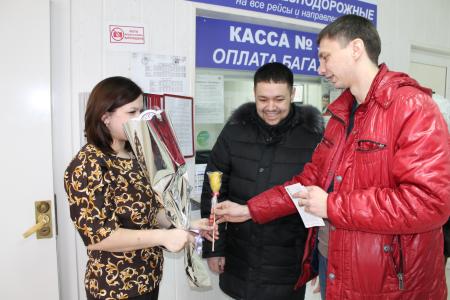 Молодые коммунисты и комсомольцы Ямала поздравили работающих 8 марта женщин 