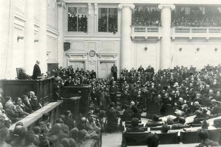 Проект KPRF.RU "Хроника революции". 9 марта 1917 года: бастует 200 тысяч рабочих Петрограда, на Невском толпы протестующих, оружие пока не применяется