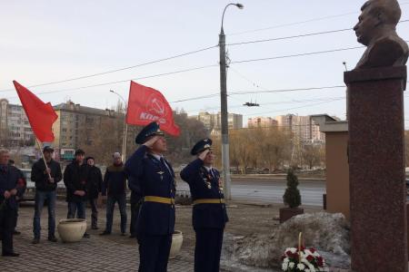 Липецк. Гвоздики товарищу Сталину