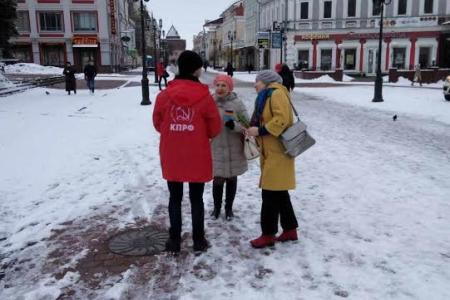 НРО КПРФ поздравило нижегородок с наступающим международным женским днем