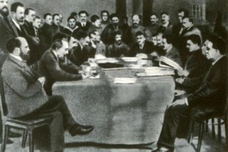 Проект KPRF.RU "Хроника революции". 14 марта 1917 года: Весь гарнизон Петрограда на стороне восставших, сформировано Временное правительство, царский поезд прорывается в Петроград