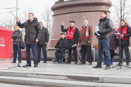 Свердловские коммунисты провели митинг против повышения стоимости проезда в общественном транспорте