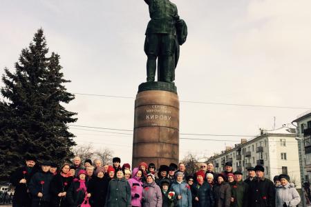 Кировские коммунисты возложили цветы к памятнику Сергею Кирову в День его рождения