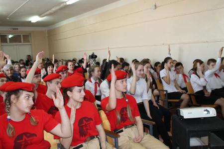 Город-герой Волгоград. Депутат-коммунист Евгений Шаманаев провёл урок "Знамени Победы"