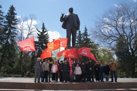 Во всех городах и районах Карачаево-Черкесской Республики состоялись возложения цветов к памятникам Ленину