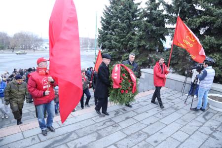 ​В Омске прошло торжественное возложение венков и цветов к памятнику Ленину