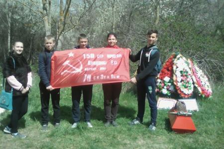 Крымские комсомольцы продолжили Всероссийскую акцию «Знамя нашей Победы»