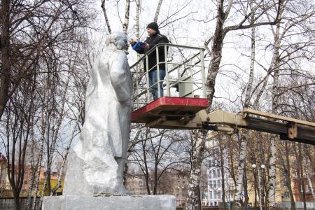 Рязань. Железнодорожный райком КПРФ организовал ремонт памятника В.И. Ленину