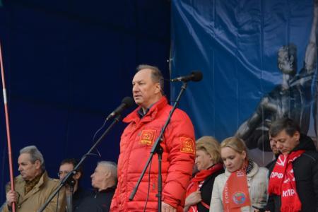 В Москве на Театральной площади начался протестный митинг КПРФ
