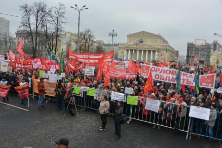 В Москве на Театральной площади начался протестный митинг КПРФ