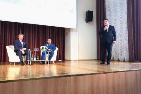 Лидер ставропольских коммунистов Виктор Гончаров вручил земляку-космонавту Олегу Скрипочке медаль ЦК КПРФ