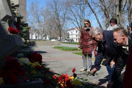 Севастопольские коммунисты почтили память жертв теракта в Санкт-Петербурге