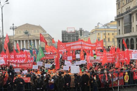 В Москве на Театральной площади начался протестный митинг КПРФ