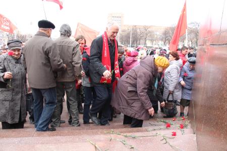 Руки прочь от Ленина и Мавзолея! Митинг и возложения цветов в Рязани
