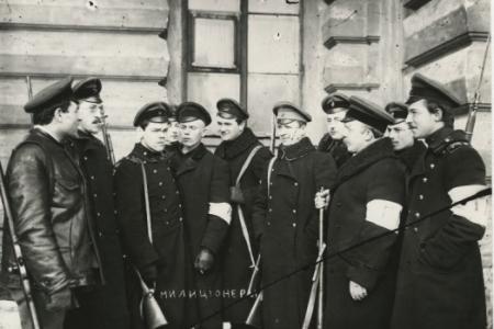 Проект KPRF.RU "Хроника революции". 30 апреля 1917 года: Временное правительство утвердило временные правила об устройстве полковых судов и положение о милиции, Ленин выступает на заседании солдатской секции Петросовета 