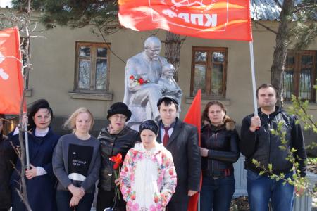 Во всех городах и районах Карачаево-Черкесской Республики состоялись возложения цветов к памятникам Ленину