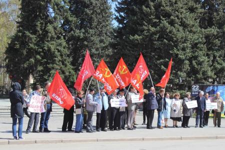 Сталинградские коммунисты провели пикет, посвященный Дню космонавтики
