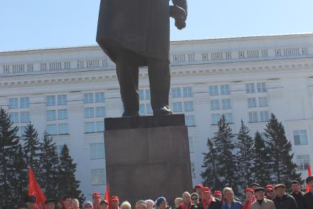 Кемеровская область. Коммунисты в день 147-й годовщины со дня рождения В.И.Ленина возложили цветы к каждому памятнику в городе и районе