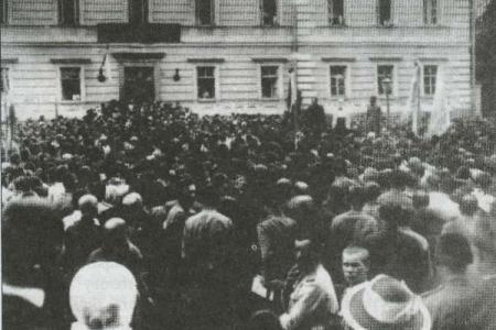 Проект KPRF.RU "Хроника революции". 21 апреля 1917 года: Глава Временного правительства князь Львов распорядился подавлять крестьянские волнения военной силой, В Киеве на Украинском национальном конгрессе избрана Центральная Рада