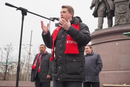 Свердловский министр ЖКХ вышел на протестный митинг КПРФ
