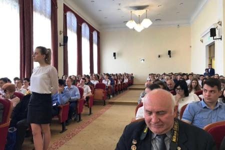 Лидер ставропольских коммунистов Виктор Гончаров вручил земляку-космонавту Олегу Скрипочке медаль ЦК КПРФ