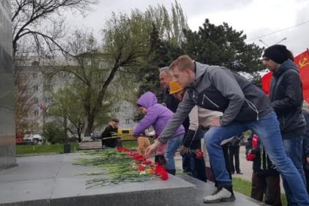 «Руки прочь от Мавзолея!». В Ростове состоялось возложение в честь Дня рождения Ленина