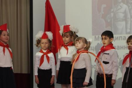 "Веди, Будённый, нас смелее в бой!". Саратовские коммунисты провели конкурс инсценированной патриотической песни 