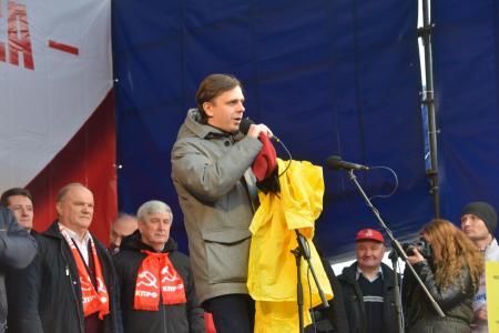 В Москве на Театральной площади начался протестный митинг КПРФ