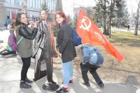 Алтайский комсомол провел флэшмоб «Ленин в городе»