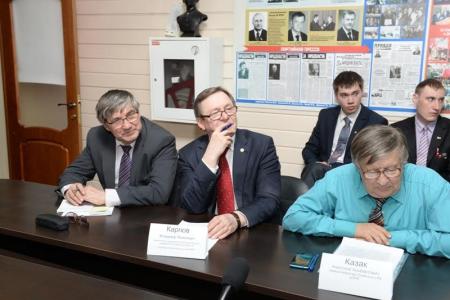 Круглый стол «От Февраля – к Октябрю» прошел в помещении Новосибирского областного комитета КПРФ