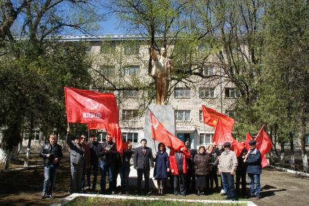 Во всех городах и районах Карачаево-Черкесской Республики состоялись возложения цветов к памятникам Ленину