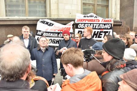 Москва. Депутаты-коммунисты и избиратели на совместной встрече возле Госдумы раскритиковали законопроект «Единой России» об ограничениях в проведении подобных встреч
