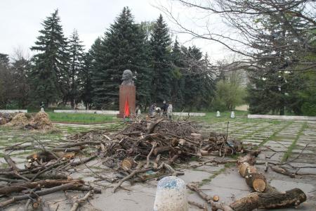 Во всех городах и районах Карачаево-Черкесской Республики состоялись возложения цветов к памятникам Ленину