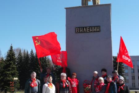 Кемеровская область. Коммунисты в день 147-й годовщины со дня рождения В.И.Ленина возложили цветы к каждому памятнику в городе и районе