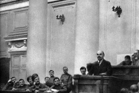 Проект KPRF.RU "Хроника революции". 30 апреля 1917 года: Временное правительство утвердило временные правила об устройстве полковых судов и положение о милиции, Ленин выступает на заседании солдатской секции Петросовета 