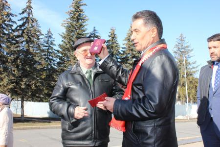 Башкирские коммунисты возложили цветы к памятнику В.И. Ленину