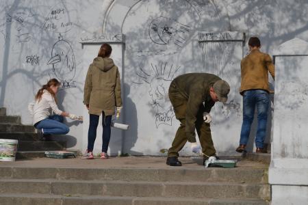Севастопольские комсомольцы и пионеры провели субботник, приуроченный ко Дню космонавтики