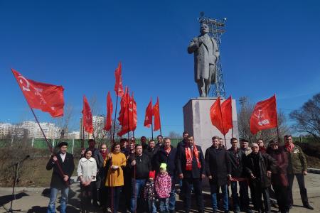 Свердловские коммунисты провели автопробег в честь 147-й годовщины со дня рождения В. И. Ленина