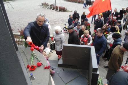 «Руки прочь от Мавзолея!». В Ростове состоялось возложение в честь Дня рождения Ленина