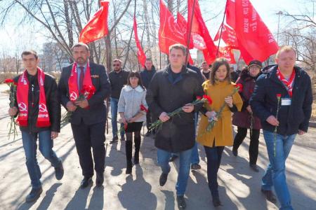 Свердловские коммунисты провели автопробег в честь 147-й годовщины со дня рождения В. И. Ленина