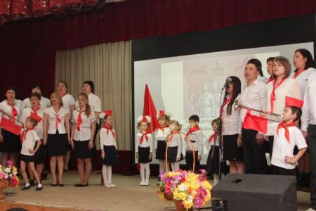 "Веди, Будённый, нас смелее в бой!". Саратовские коммунисты провели конкурс инсценированной патриотической песни 