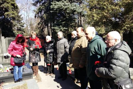 Москва. Коммунисты возложили цветы на Новодевичьем кладбище на могилу основателя компартии Аргентины Викторио Кодовилья в день его памяти