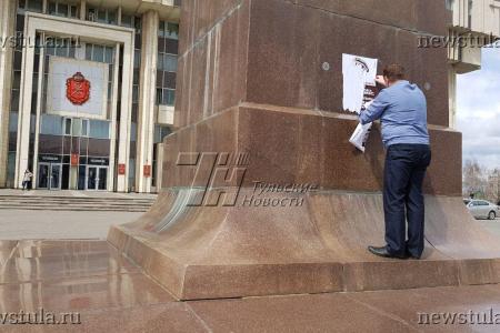 В Туле провокаторы обклеили памятник В.И. Ленина призывами его снести
