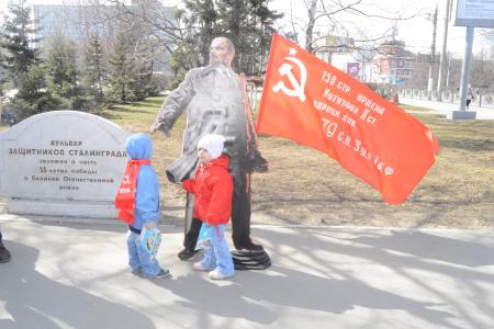 Алтайский комсомол провел флэшмоб «Ленин в городе»