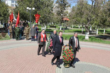 Республика Крым. Ленин вновь занял почетное место в городском саду Судака
