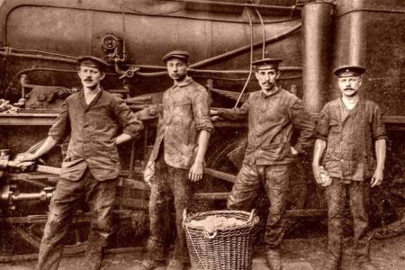 Проект KPRF.RU "Хроника революции". 2 апреля 1917 года: Временное правительство отменило национальные и вероисповедные ограничения, Петроградский Совет обсудил вопрос об увеличении заработной платы