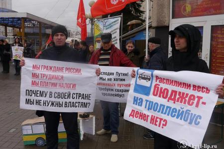Липецк. Троллейбус распилил мишка из «Едра»